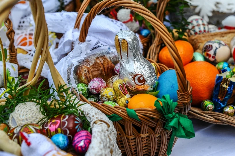 Zakazane produkty w koszyczku wielkanocnym. Ksiądz popatrzy z niesmakiem