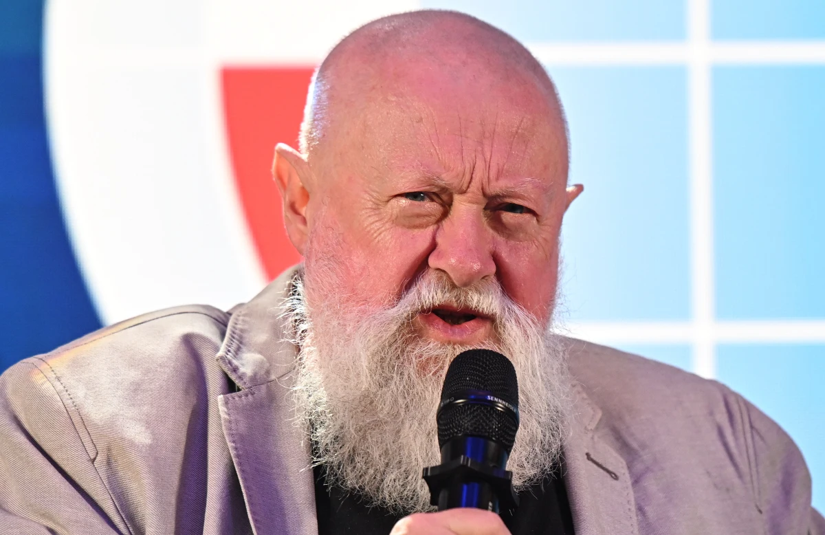 Policjanci badają okoliczności wypadku, do którego doszło w środę w województwie mazowieckim. Jednym z uczestników zdarzenia był znany językoznawca prof. Jerzy Bralczyk. Profesor, zamiast na zaplanowane spotkanie z czytelnikami w Gminnym Ośrodku Kultury w Nowinach (Świętokrzyskie), z ogólnymi obrażeniami ciała trafił do szpitala.