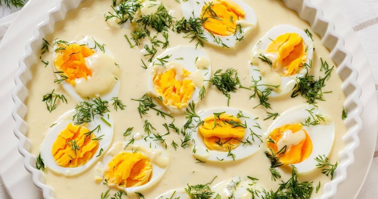 Genialnie łączy się z jajkami i ziemniakami. Ten sos zrobisz w kilka minut