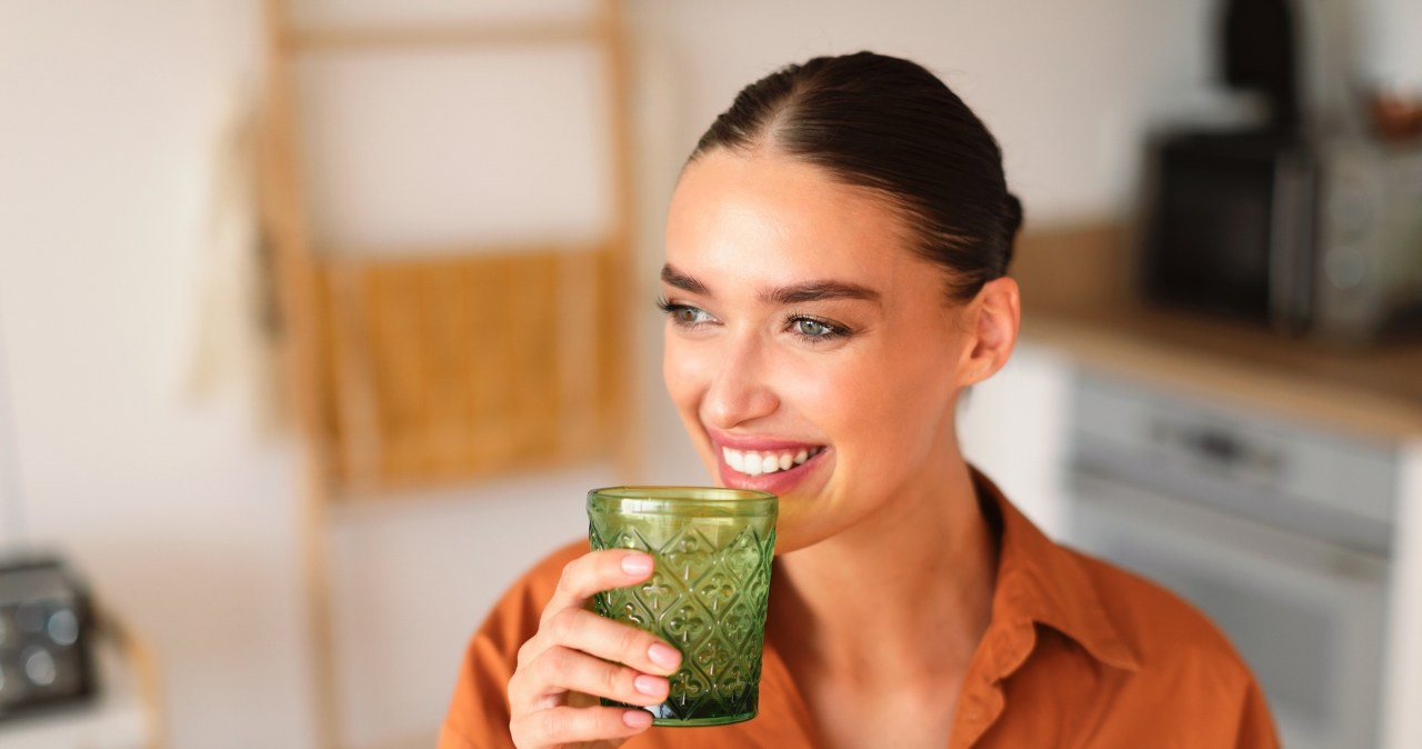 Pij codziennie zamiast kawy. Nie tylko pobudza, ale też wzmacnia włosy