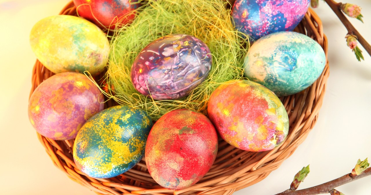 Tak zrobisz wyjątkowe pisanki. Banalny sposób na nietypowe zdobienia za grosze