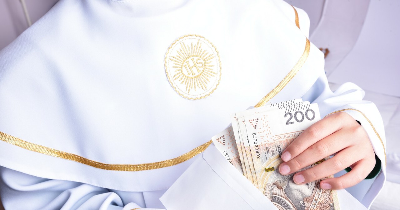 W ten sposób Polacy liczą, ile dać do koperty na komunię. To już niemal norma