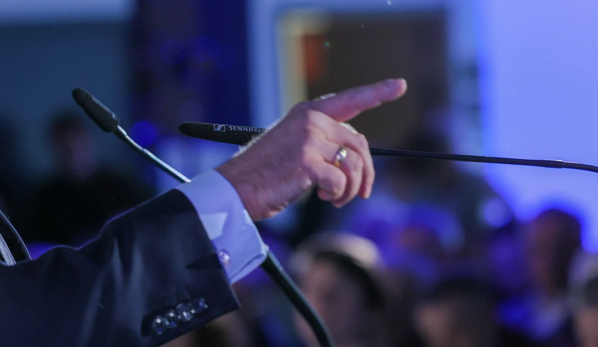 Poza debatą o tym, na jakich warunkach miałaby się odbyć piątkowa debata między Rafałem Trzaskowskim a Karolem Nawrockim, trwa też zdumiewająca debata na temat tego, czy taka debata jest w ogóle dopuszczalna. Jeden z odsuniętych w cień kandydatów oświadczył wręcz, że debata dwóch kandydatów przed pierwszą turą to absolutny skandal i złamanie demokratycznych procedur. To są jakieś procedury na debatowanie w Końskich miesiąc przed wyborami?