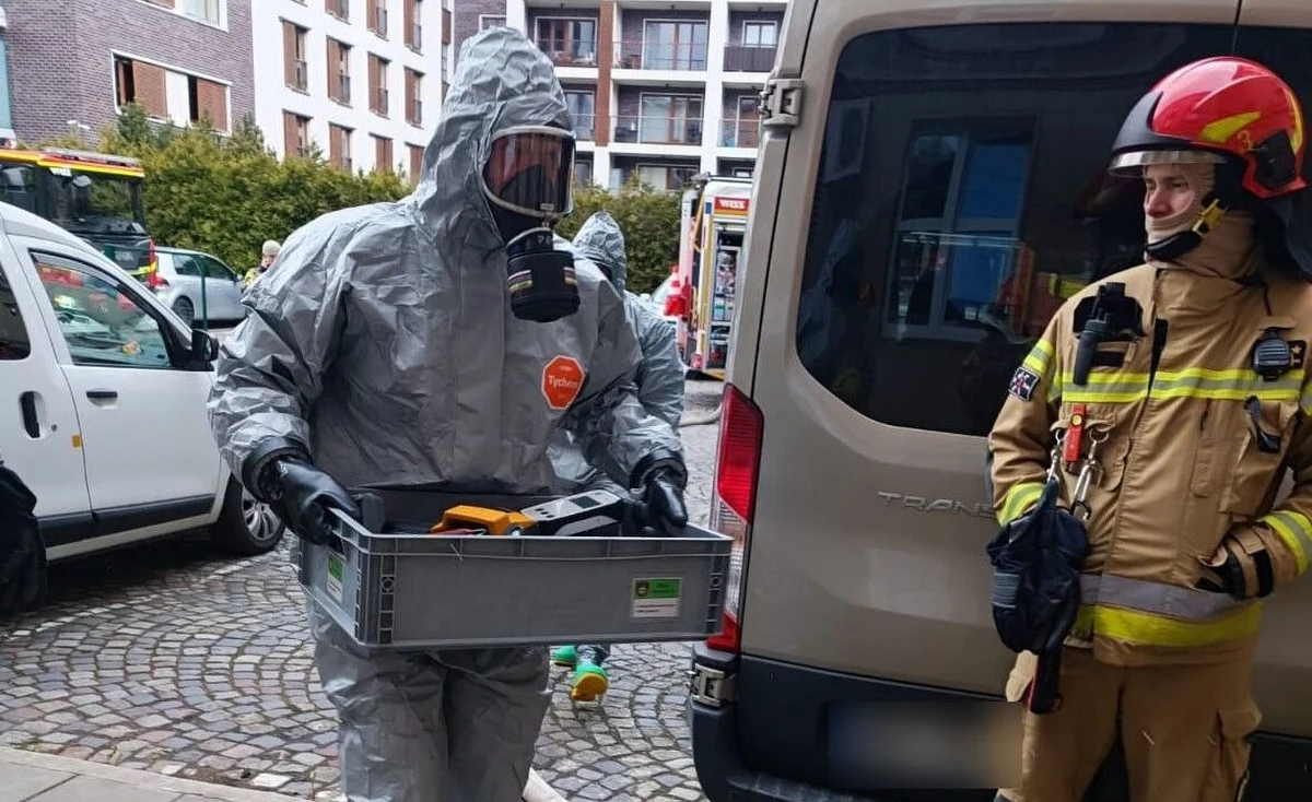 Warszawscy strażacy interweniowali w czwartek w jednej ze stołecznych szkół podstawowych. Zgłoszenie dotyczyło zadymienia i jak się okazało - jego przyczyną nie był pożar, a substancja, która miała ponad 300 st. Celsjusza. Ewakuowano 200 osób. 