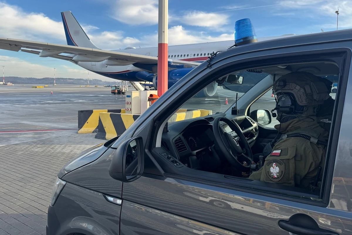 Na lotnisku w Krakowie-Balicach doszło do dramatycznych scen. Funkcjonariusze straży granicznej musieli wyprowadzić z samolotu, który przyleciał z Liverpoolu, agresywnego pasażera. 50-letni mieszkaniec Jaworzna został ukarany mandatem w wysokości 500 zł.