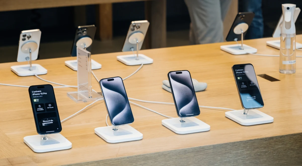 Jak uniknąć ceł wprowadzonych przed Donalda Trumpa? Firma Apple znalazła na to sposób. Wyczarterowała loty towarowe, aby przetransportować z Indii do USA 600 ton iPhone'ów, czyli ok. 1,5 mln sztuk telefonów. 