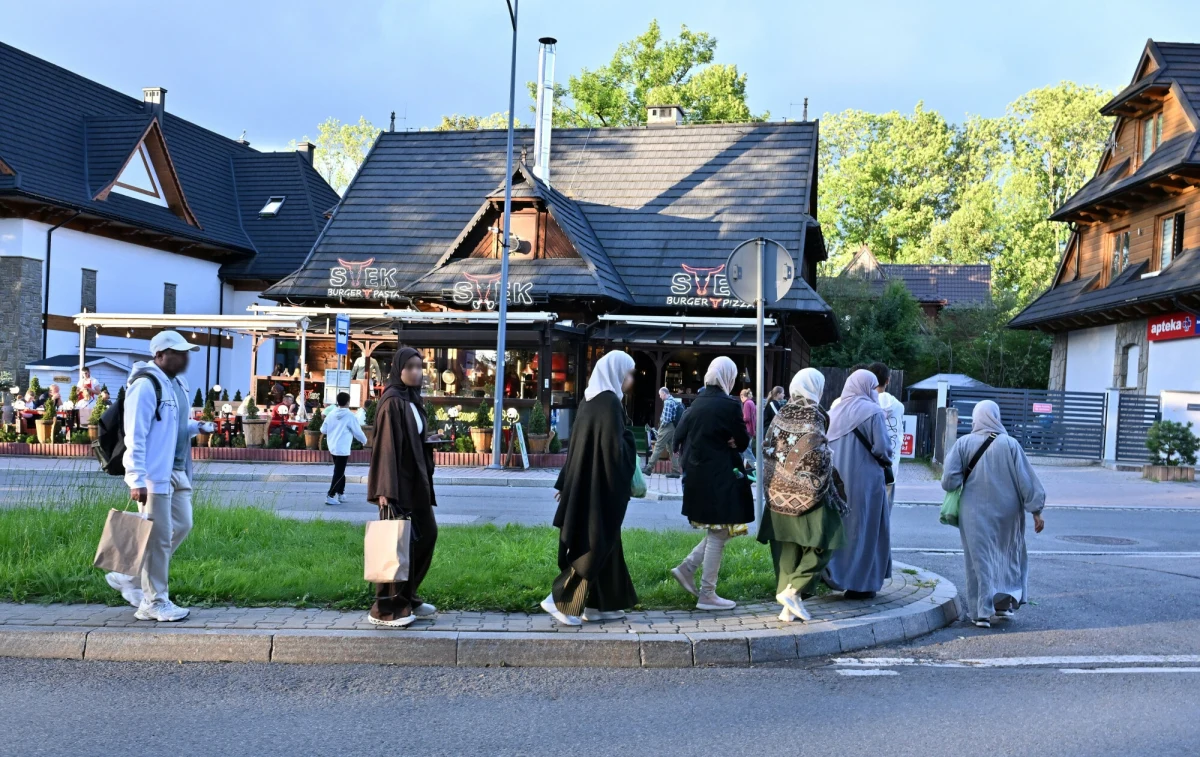 Po zimowej przerwie ulice Zakopanego znów zaroiły się od arabskich rodzin - donosi reporter RMF FM Maciej Pałahicki. W tym roku turystów z Półwyspu Arabskiego może być więcej niż w latach ubiegłych. Widać to po liczbie rezerwacji - jest ich już o kilkanaście procent więcej niż w ubiegłym roku o tej porze.