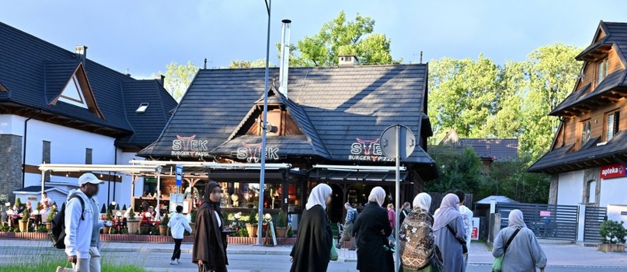 Po zimowej przerwie ulice Zakopanego znów zaroiły się od arabskich rodzin - donosi reporter RMF FM Maciej Pałahicki. W tym roku turystów z Półwyspu Arabskiego może być więcej niż w latach ubiegłych. Widać to po liczbie rezerwacji - jest ich już o kilkanaście procent więcej niż w ubiegłym roku o tej porze.