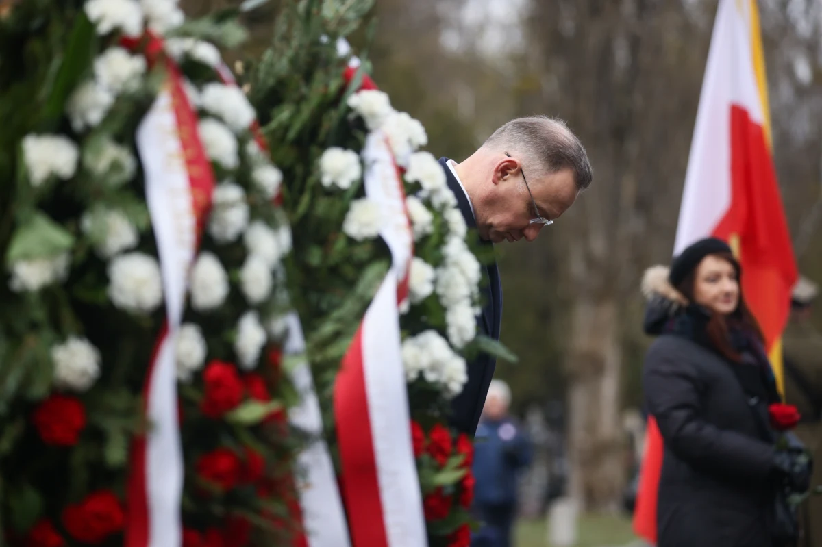 Katastrofa smoleńska to wciąż wielka, niezabliźniona rana w sercach rodzin, bliskich i przyjaciół zmarłych - powiedział prezydent Andrzej Duda w orędziu wygłoszonym w 15. rocznicę katastrofy samolotu Tu-154M z 2010 r. Olbrzymią stratę poniosła cała Rzeczpospolita - podkreślił.