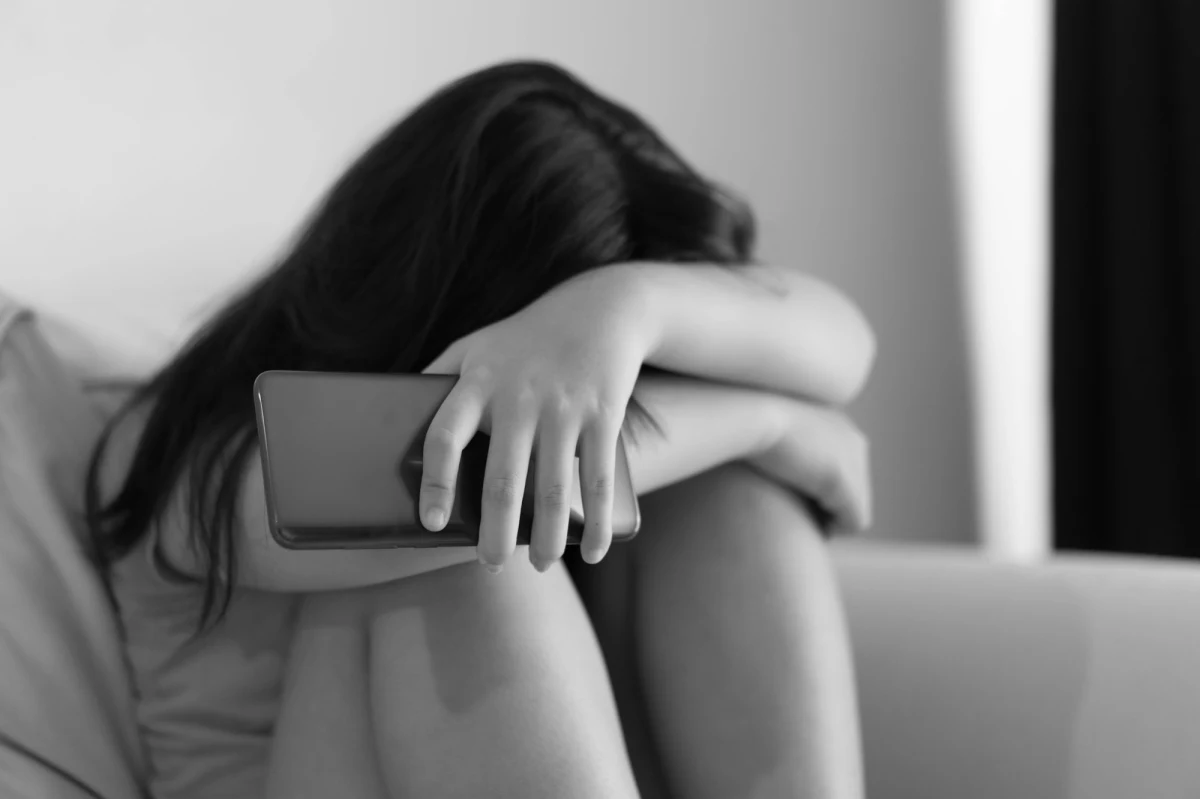 "Film 'Dojrzewanie' dopiero unaocznił niektórym, w jakich trudnych czasach przyszło żyć dzieciom. Cyberprzemoc, hejt, łatwy dostęp do pornografii. Dzieci chodzą do szkoły, spotykają się z rówieśnikami, ale ich życie w dużej mierze skupia się na internecie, tam czerpią wzorce, żyją w podwójnej rzeczywistości - tej prawdziwej i wirtualnej" - mówi kurator oświaty Ewa Skrzywanek. Wojewoda dolnośląska postanowiła powiedzieć "stop hejtowi" i powołała zespół, który ma wdrożyć w szkołach działania, które przyczynią się do zatrzymania tego coraz bardziej eskalującego problemu. Przykładów dobrych praktyk nie brakuje. W powiecie kłodzkim działają tzw. "niebieskie skrzynki". Można je znaleźć na szkolnych korytarzach i wrzucić do środka informację np. o dręczeniu kolegi albo myślach samobójczych koleżanki.