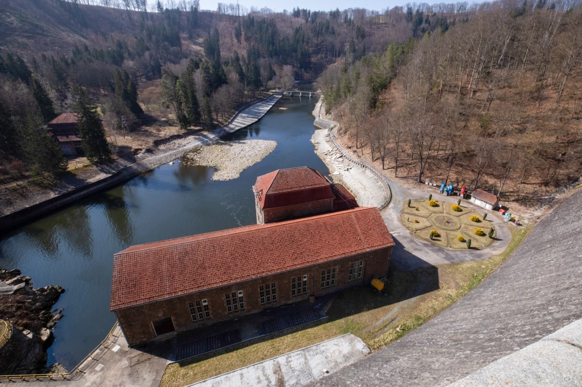 Na południu Dolnego Śląska znajduje się kilkanaście elektrowni wodnych, które pełnią też funkcje przeciwpowodziowe. Część z nich wymaga remontu, a wszystkie sporych nakładów na bieżące utrzymanie. Spółka Tauron chce wypracować przejrzyste rozwiązania prawne, które jasno określą zakres odpowiedzialności poszczególnych podmiotów.