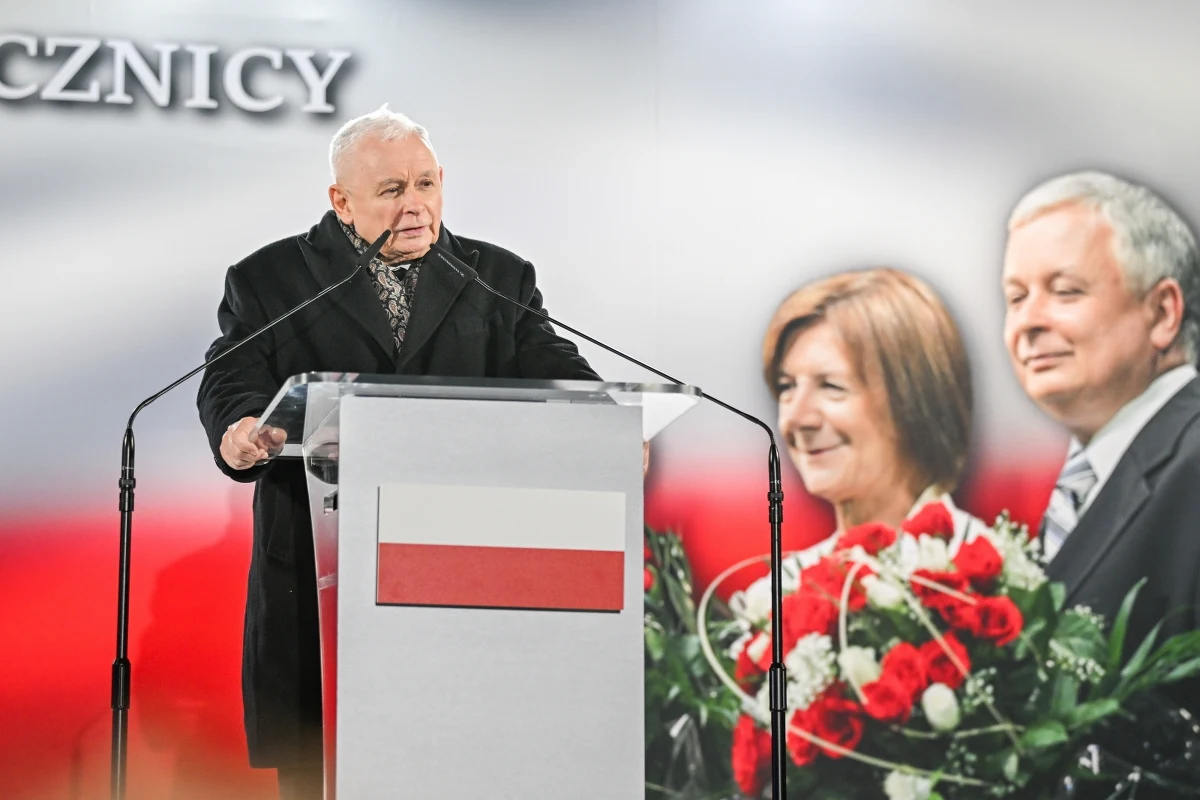 Każdy rozsądny człowiek musi wiedzieć, że w Smoleńsku doszło do zamachu - mówił Jarosław Kaczyński w wystąpieniu przed Pałacem Prezydenckim w 15. rocznicę katastrofy tupolewa z delegacją państwową na pokładzie. Zginęło wówczas 96 osób, w tym prezydent Lech Kaczyński z małżonką.