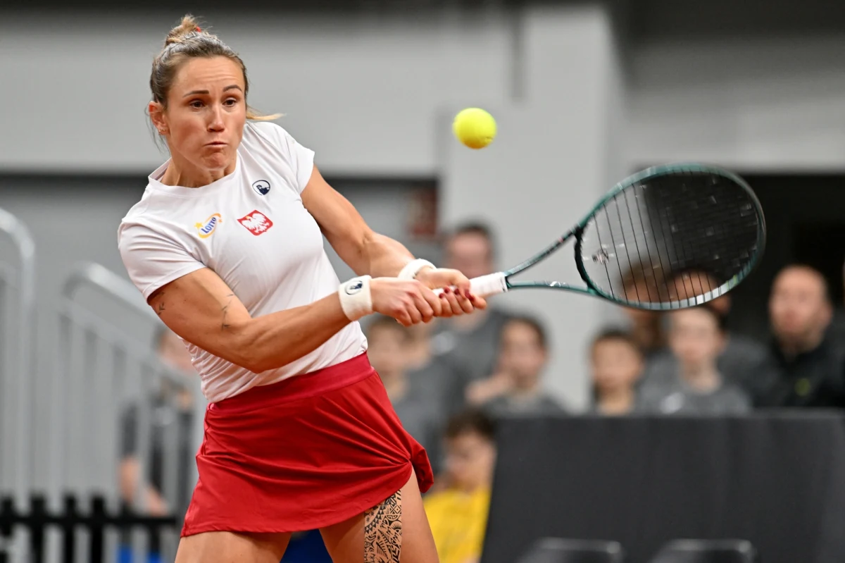 Maja Chwalińska i Martyna Kubka wygrały z Celine Naef i Jil Teichmann 6:3, 4:6, 6:2, a Polska pokonała Szwajcarię 3:0 w meczu tenisowego turnieju kwalifikacyjnego Billie Jean King Cup w Radomiu. 