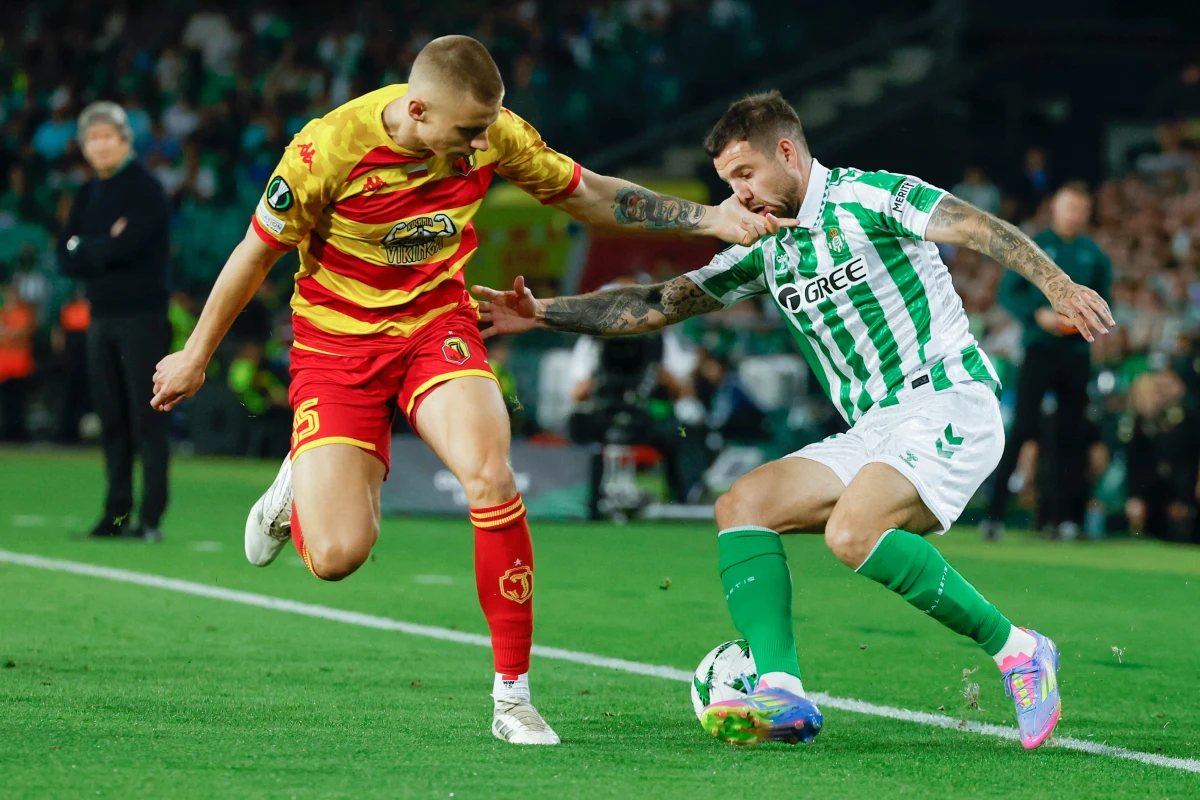 Jagiellonia Białystok musiała uznać wyższość Betisu Sewilla. W pierwszym meczu ćwierćfinału piłkarskiej Ligi Konferencji Białostocczanie ulegli Hiszpanom 2:0.