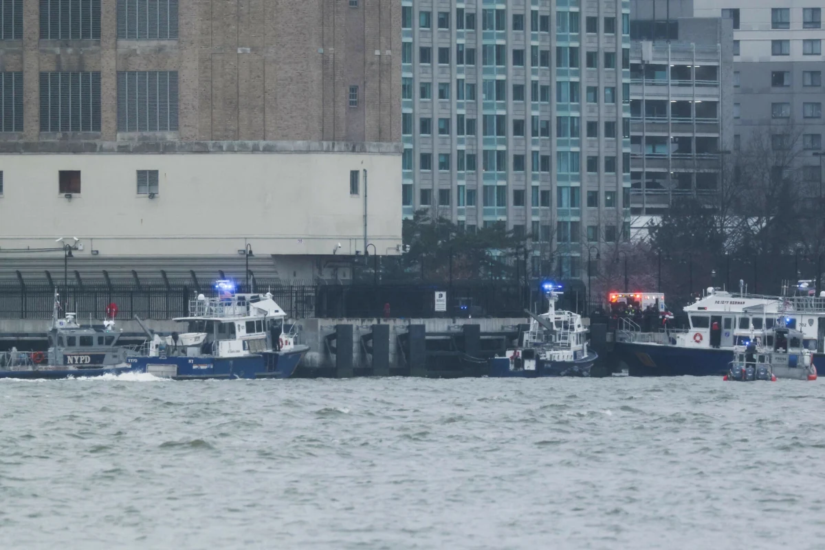 Sześć osób zginęło w katastrofie śmigłowca, który w czwartek wpadł do rzeki Hudson w pobliżu dolnego Manhattanu w Nowym Jorku. Do tragedii doszło w czwartek późnym wieczorem czasu polskiego. Informację potwierdził burmistrz Nowego Jorku. Wśród ofiar katastrofy jest troje dzieci.