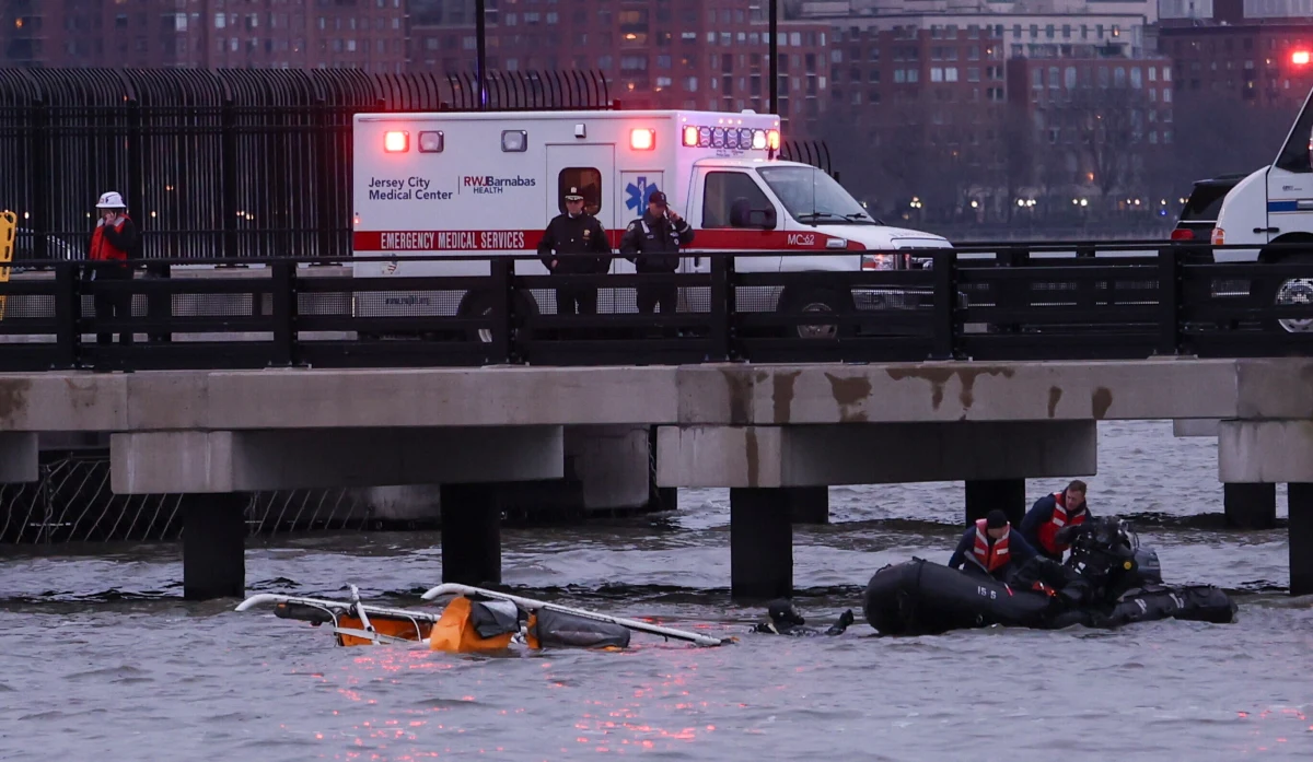 Sześć osób zginęło w katastrofie śmigłowca Bell 206L-4 LongRanger IV, który w czwartek wieczorem wpadł do rzeki Hudson w Nowym Jorku. Ciała wszystkich ofiar zostały wyciągnięte z wody. Donald Trump nazwał to "strasznym zdarzeniem", a media ujawniły, kto leciał na pokładzie feralnej maszyny.