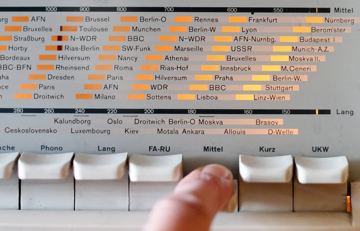 11 kwietnia to w naszym kraju Dzień Radia. Polacy wciąż chętnie słuchają stacji radiowych, pomimo konkurencji ze strony internetu. W 2024 r. każdego dnia radia słuchało blisko 19 mln osób.