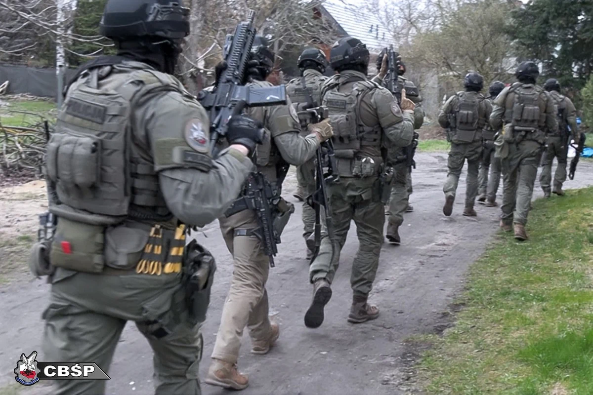 Gang narkotykowy zajmujący się handlem środkami odurzającymi w okolicach Warszawy został rozbity przez funkcjonariuszy CBŚP. Na polecenie mazowieckiego wydziału Prokuratury Krajowej zatrzymano 13 osób.