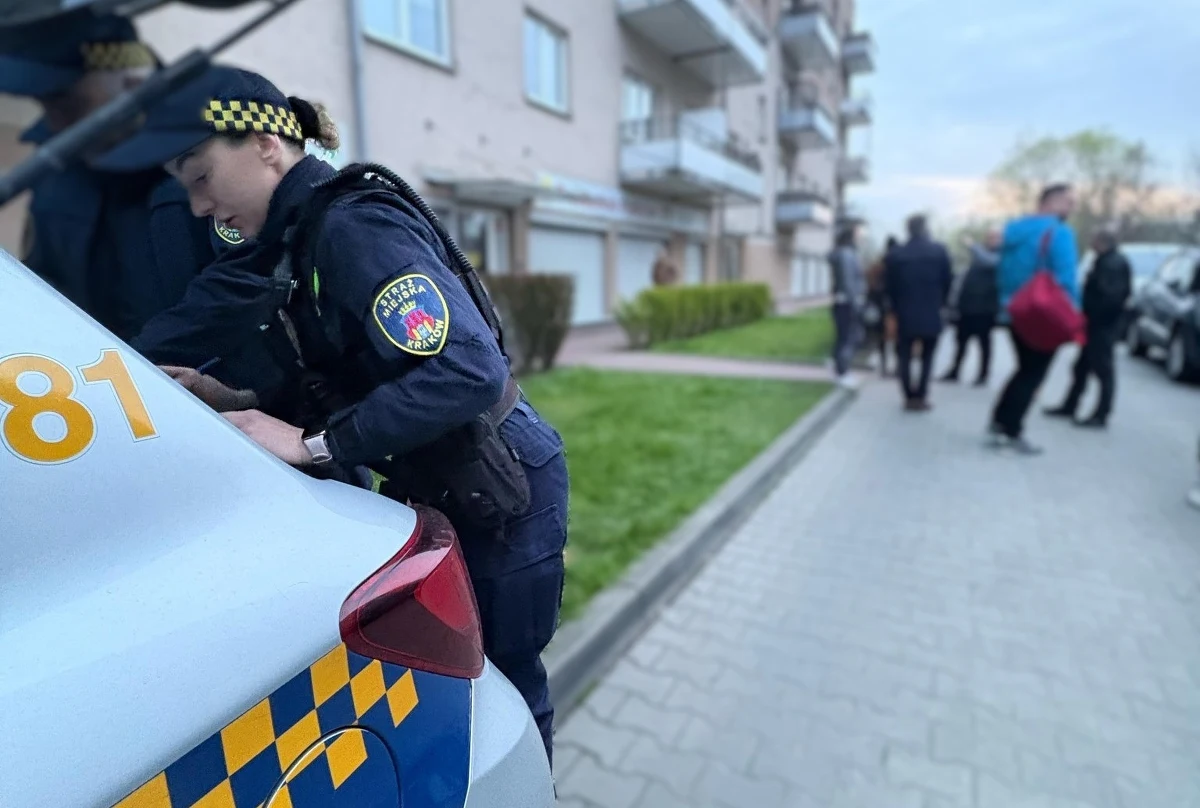 Dramat mieszkańców bloku przy ulicy Bochenka w Krakowie. We wtorkowe popołudnie musieli w pośpiechu opuścić swoje mieszkania, gdy gęsty czarny dym z garażu podziemnego zaczął przedostawać się na wyższe piętra. Pożar pozbawił budynek prądu, ogrzewania i kanalizacji, a miasto sprawnie zorganizowało pomoc dla 93 osób – od zakwaterowania w hotelach po transport i wsparcie służb.