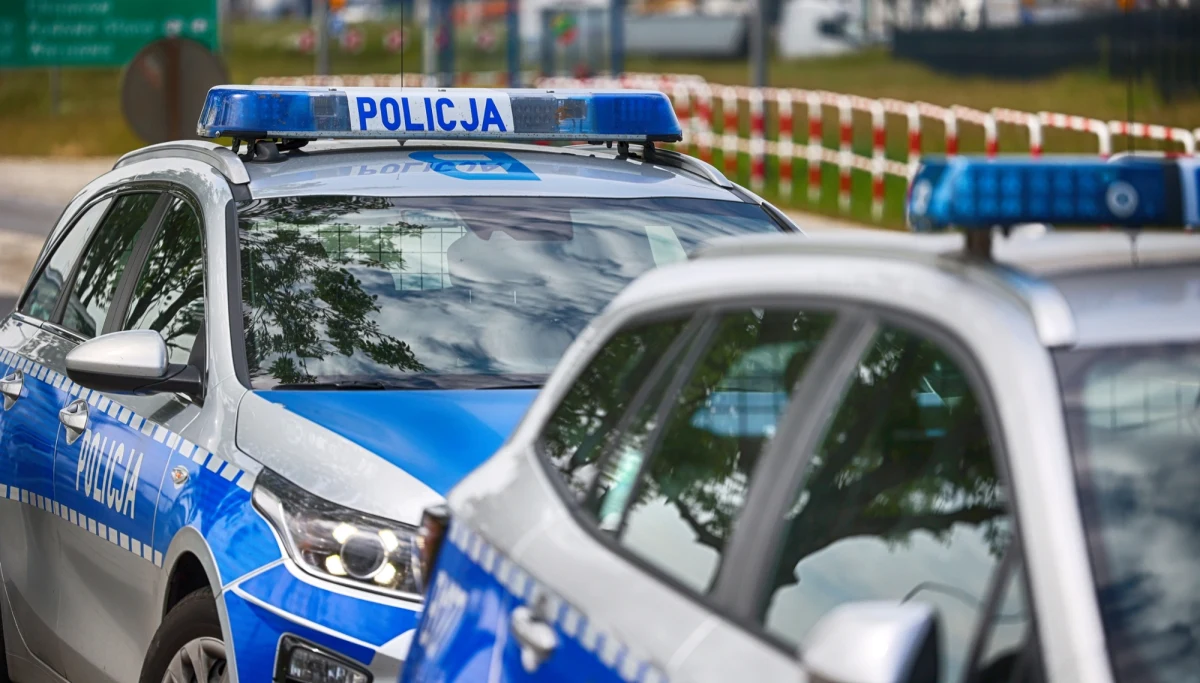 Wizerunek mężczyzny, który najprawdopodobniej zerwał i spalił polskie flagi na Westerplatte, opublikowała gdańska policja. Wcześniej miał on dokonać kradzieży z włamaniem i usiłowania włamania. "Osoby, które wiedzą, kim jest mężczyzna widoczny na filmie lub mają informacje mogące pomóc w ustaleniu jego tożsamości lub miejsca pobytu, prosimy o kontakt" - zaapelowały służby, podając dane do kontaktu. 