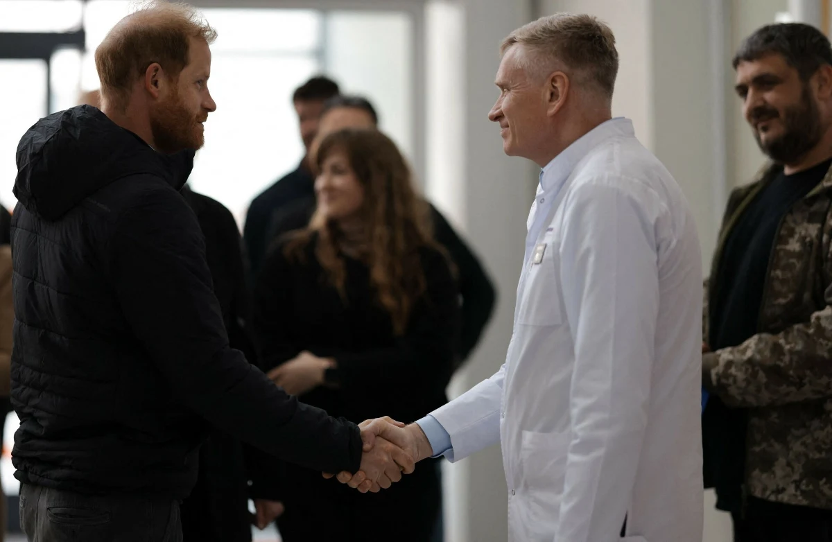 Brytyjski książę Harry złożył niezapowiedzianą wizytę w centrum medycznym we Lwowie, gdzie spotkał się z rannymi żołnierzami oraz cywilami. Podróż, która miała charakter prywatny, była związana z działalnością Fundacji Invictus Games, której celem jest wspieranie weteranów i ich rehabilitacja.