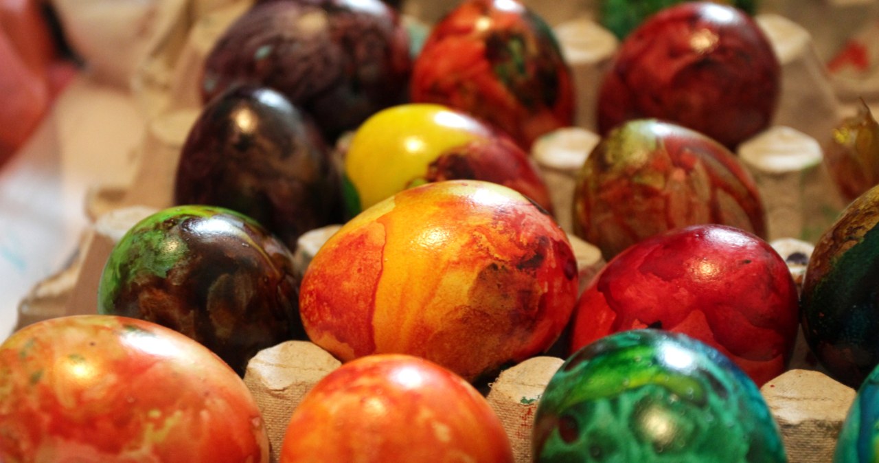 Pisanki bez mozolnego malowania i bałaganu? Te zrobisz w air fryerze