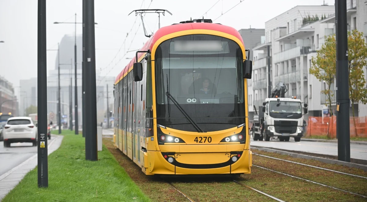 Tramwaje Warszawskie poinformowały, że w najbliższy weekend, tj. w sobotę i niedzielę 12-13 kwietnia, przeprowadzone zostaną prace remontowe na skrzyżowaniu al. Niepodległości i Nowowiejskiej. Kursowanie tramwajów linii 14 i 15 zostanie zawieszone.