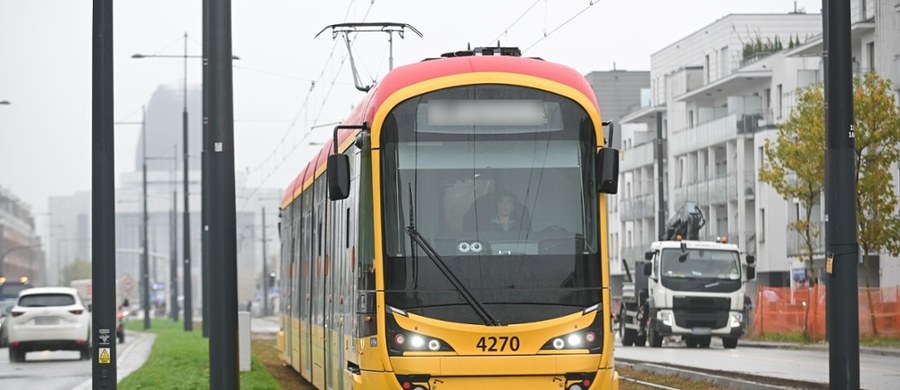 Tramwaje Warszawskie poinformowały, że w najbliższy weekend, tj. w sobotę i niedzielę 12-13 kwietnia, przeprowadzone zostaną prace remontowe na skrzyżowaniu al. Niepodległości i Nowowiejskiej. Kursowanie tramwajów linii 14 i 15 zostanie zawieszone.