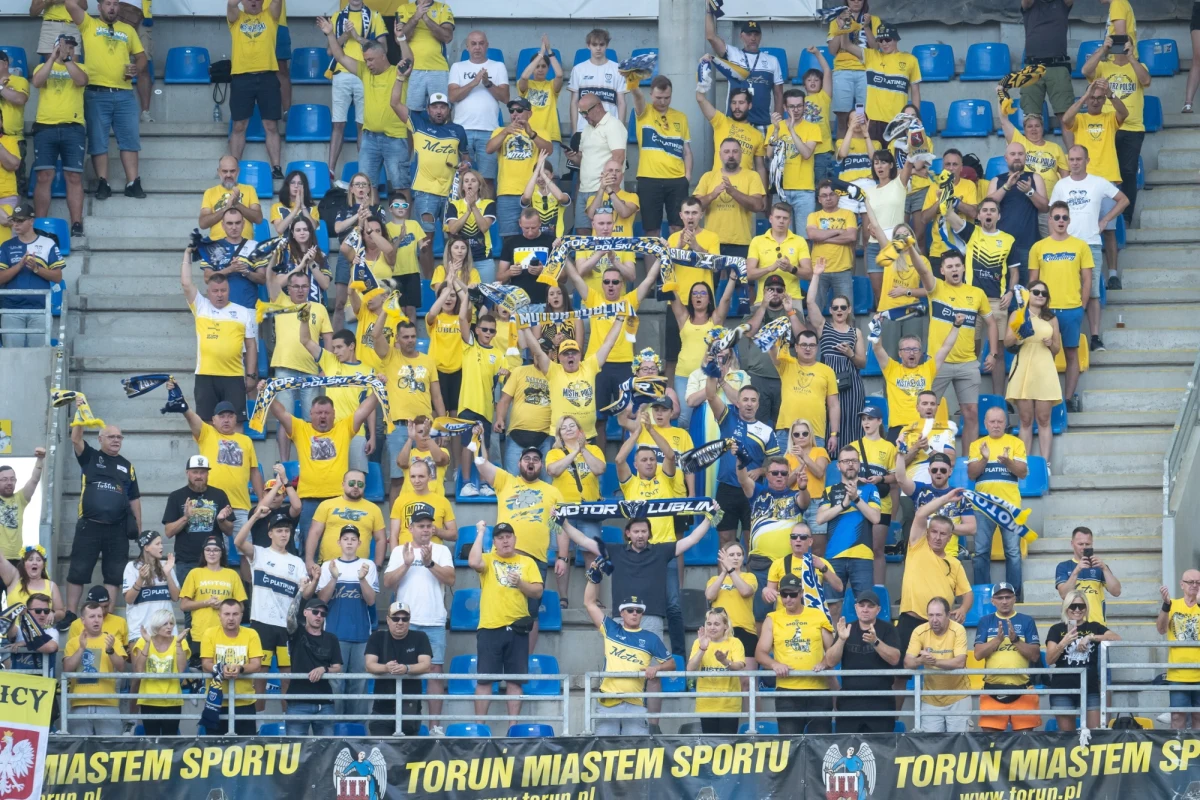 Zamiast budowy nowego stadionu żużlowego, będzie przebudowa istniejącego - zapowiadają władze Lublina po odstąpieniu od umowy z architektami, którzy nie dostarczyli miastu projektów nowego obiektu. Czy przebudowę będzie można pogodzić z treningami i meczami? Czy trybuny będą większe i zadaszone? O to zapytaliśmy w ratuszu.