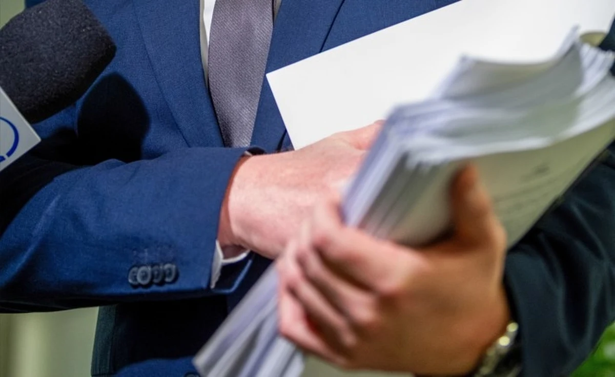 Ministerstwo Sprawiedliwości opublikowało w piątek wiele stron dokumentów, z których wynika, że poprzedni szef resortu Zbigniew Ziobro wiedział i akceptował bezprawne finansowanie zakupu szpiegowskiego oprogramowania Pegasus przez nadzorowany przez niego Fundusz Sprawiedliwości. Do zakupu doszło w 2017 r.