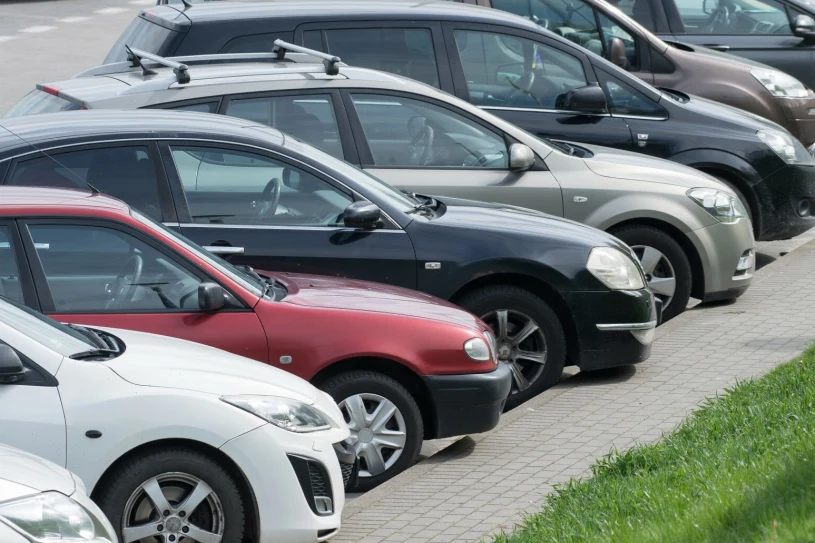 Czym się różni postój od zatrzymania? Lepiej znać różnice