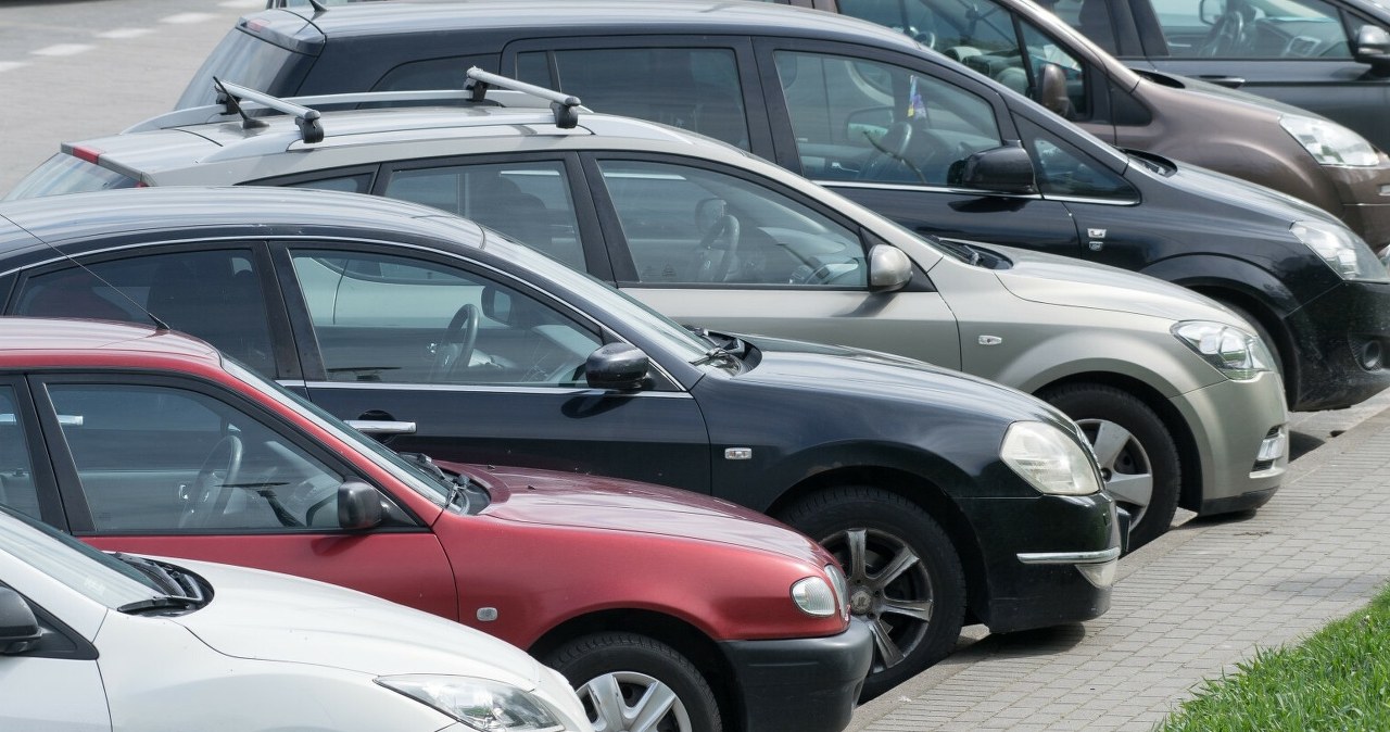 Czym się różni postój od zatrzymania? Lepiej znać różnice