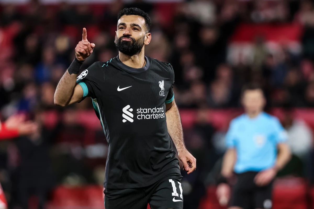 Koniec spekulacji. Egipski piłkarz Mohamed Salah przedłużył kontrakt z Liverpoolem do 2027 roku.