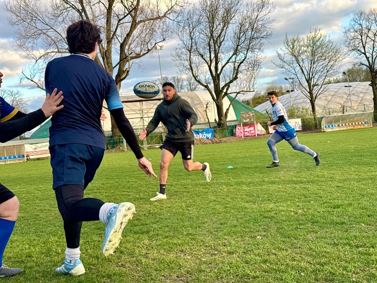 W piątek i sobotę Kraków będzie gospodarzem finałowego turnieju World Rugby HSBC Sevens Challenger. Szesnaście czołowych drużyn świata powalczy o awans do zawodów w Los Angeles, gdzie stawką rywalizacji będzie miejsce w prestiżowym gronie najlepszych drużyn świata, walczących w cyklu HSBC Sevens World Series. Jednym z gości tego turnieju jest były reprezentant Nowej Zelandii w rugby siedmioosobowym, Teddy Stanaway, który w Krakowie promuje dyscyplinę, ogląda mecze, ale także zakłada korki i trenuje z młodymi zawodnikami polskich klubów.