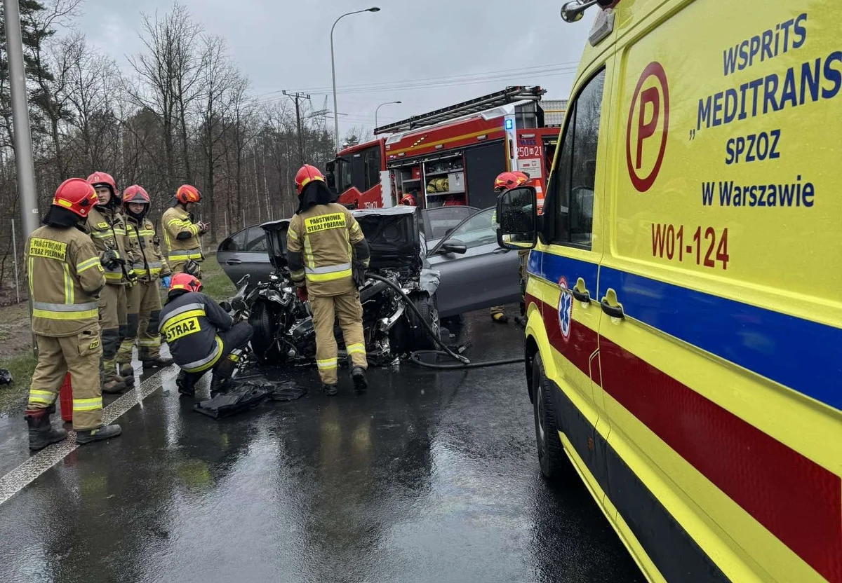 Pięć osób zostało rannych w zderzeniu autokaru z samochodem osobowym przy ulicy Żołnierskiej w Warszawie. Na miejscu lądował śmigłowiec Lotniczego Pogotowia Ratunkowego. 