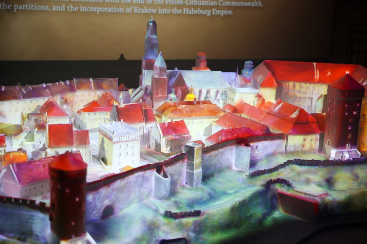 Opowieść o zburzonych w XIX wieku zabudowaniach na wzgórzu wawelskim i ludziach żyjących od średniowiecza w cieniu zamku prezentuje nowa wystawa stała pt. "Miasteczko wawelskie", zaaranżowana w Małej Baszcie Zamku Królewskiego na Wawelu.