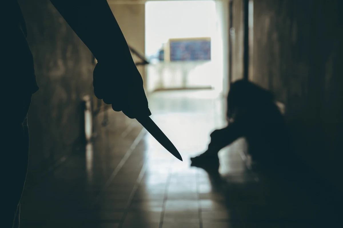 Na oczach własnego syna, Mateusz N. odebrał życie Natalii S., zadając jej co najmniej pięć ciosów nożem. Sąd wydał wyrok w sprawie, skazując mężczyznę na dożywocie. Wcześniej przez kilka miesięcy Mateusz N. znęcał się nad partnerką i jej córką.