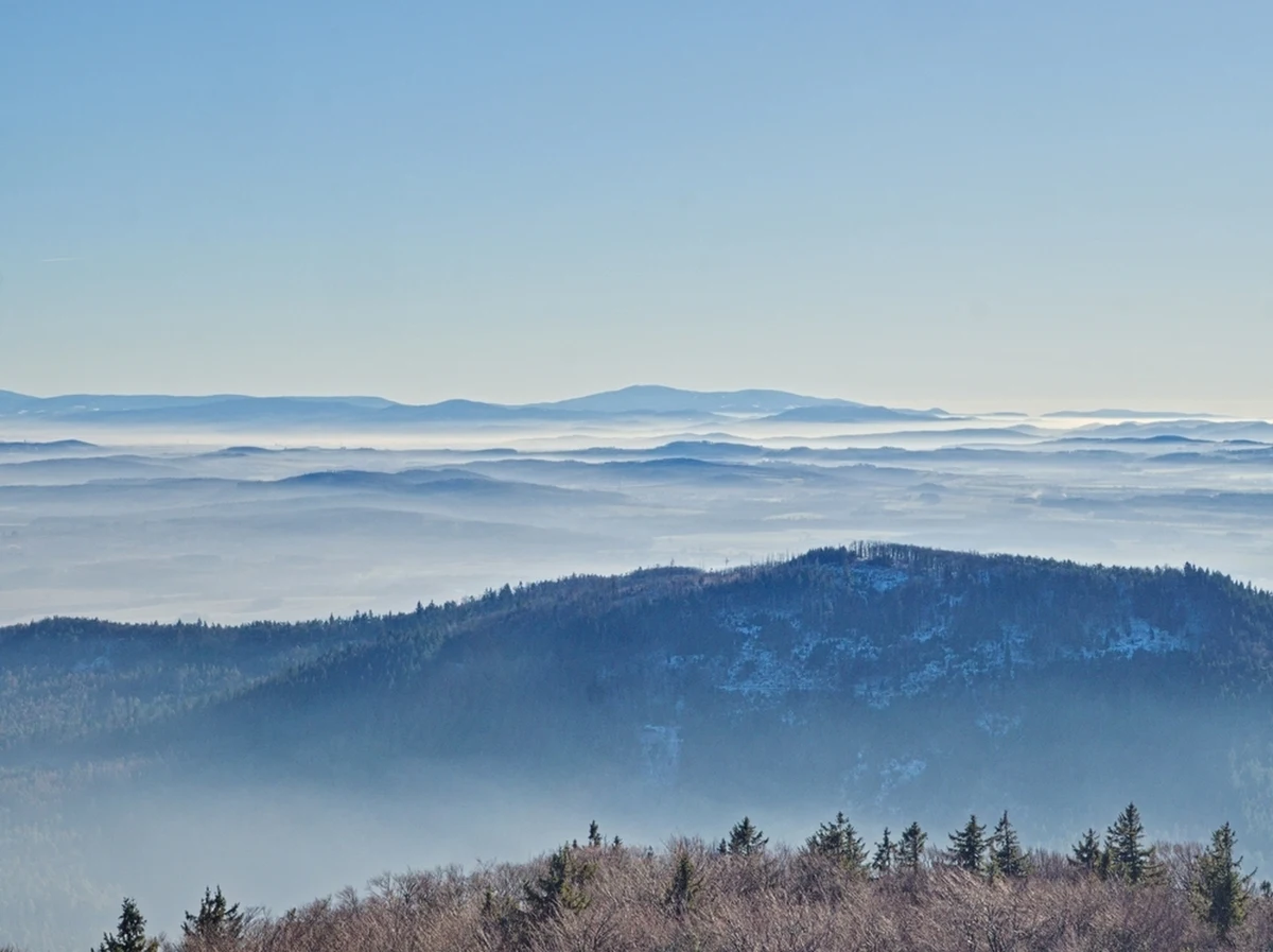 Początek wiosny, to także początek ruchu turystycznego w Ślężańskim Parku Krajobrazowym.  Niestety, wraz z rosnącą liczbą turystów, rośnie także liczba wykroczeń, które mogą zagrażać przyrodzie i bezpieczeństwu innych użytkowników parku. Policja wspólnie z leśnikami zapowiada więc wspólne patrole. 