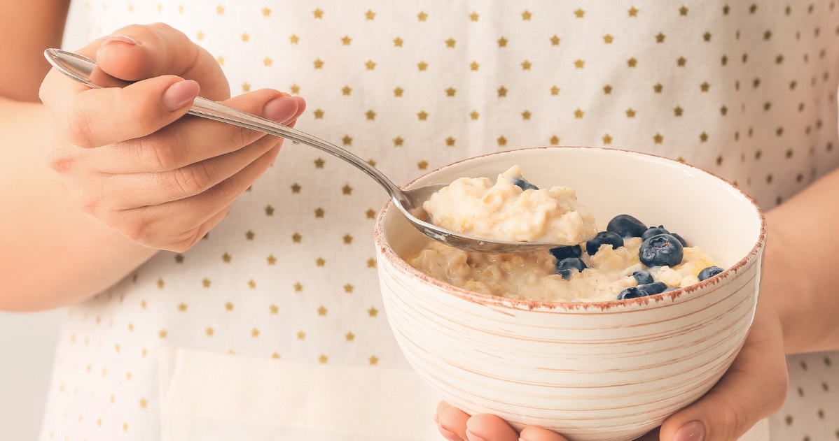Nie dodawaj do owsianki. Z pożywnego śniadania zmieni się w kaloryczną bombę