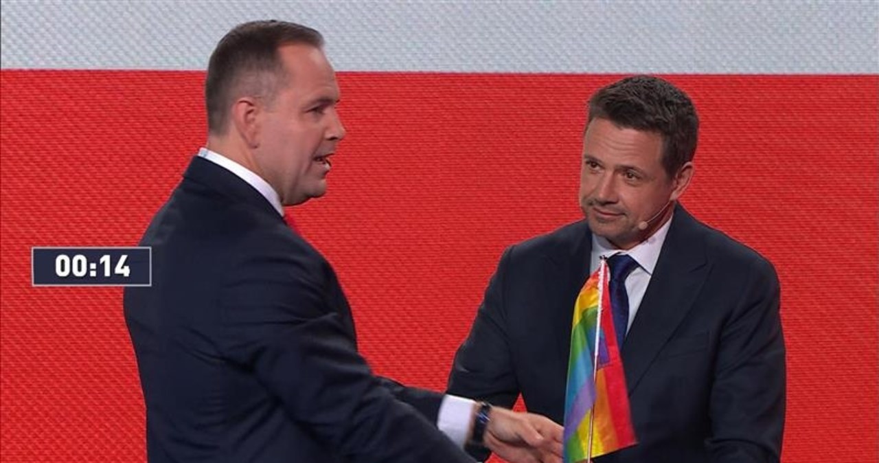 Nawrocki gave Trzaskowski a rainbow flag. "He runs distant  from this symbolism"