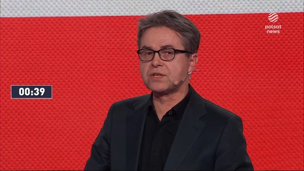 Piąty blok pytań debaty przedwyborczej to dotyczył polityki zagranicznej. Jaką stolicę prezydent Polski powinien odwiedzić jako pierwszy i który przywódca powinien być zaproszony jako pierwszy? Jakubiak: Z szacunku do 10 mln Polaków pojechałbym do USA. Maciak: Najprawdopodobniej nigdzie. Niech ten komu zależy, przyjedzie do Polski. Biejat: Poleciałabym do Wilna, by zacieśniać relacje z sąsiadami. Obrona wschodniej flanki NATO, to nasz wspólny interes. Senyszyn: Pierwszą stolicą jaką odwiedzę będzie Bruksela. Nawrocki: Pierwsza wizyta w Waszyngtonie z międzylądowaniem w Watykanie. Trzaskowski: Na trasie prezydenta powinna znaleźć się kwatera NATO, Paryż oraz Waszyngton. Stanowski: Pierwsza stolica, jaką odwiedzę to Male, to stolica Malediwów. Hołownia: Najpierw sąsiedzi: Litwa, Łotwa, Estonia, Finlandia, Szwecja i Czechy. Później Bruksela i Waszyngton. Trzaskowski do Nawrockiego: Powtarza pan słowa ruskiej propagandy. Na koniec rundy Biejat podeszła do Trzaskowskiego i odebrała od niego tęczową flagę, którą kandydat KO schował, a następnie postawiła ją na swoim pulpicie.