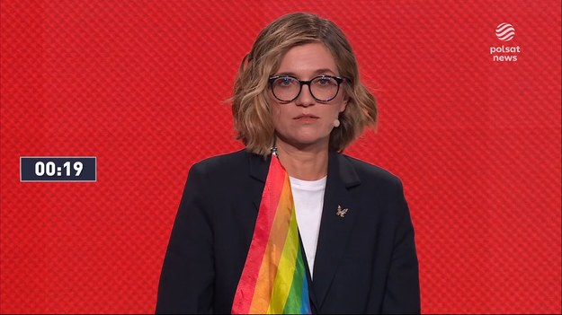 Piąty blok pytań debaty przedwyborczej to dotyczył polityki zagranicznej. Co powinno być dziś strategicznym celem polskiej polityki zagranicznej? Jakubiak: Polska silna to jest Polaka, która jest silna swoją siłą. Historia uczy nas, ze jeśli możemy na kogoś liczyć to tylko na siebie. Musimy być gotowi na wszelkie ewentualności. Hołownia: Polska silna w wielostronnych sojuszach. Polska silna w NATO, Polska silna relacją z USA, ale musimy też skupić się na Europie. Trzaskowski: Trzeba mieć plan i kompetencje. Trzeba budować jak najlepsze relacje z USA. Mamy mega mocne karty, by rozmawiać z Trumpem. Stanowski: Strategicznym celem Polski powinno być to, byśmy potrafili przewidzieć to, co się zdarzy za kilka lat, a nie za kilka dni. Biejat: Musimy mieć świadomość, że USA nie są już naszym przyjacielem. Dziś bezpieczeństwo Polski leży w Europie. Nawrocki: Najbardziej strategiczny cel Polski to NATO i bilateralne stosunki z USA. Jestem też za pozostaniem w UE.