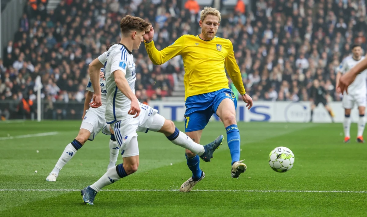 W duńskim klubie piłkarskim Broendby IF wprowadzono nietypowy zakaz noszenia białych ubrań na tydzień przed derbowymi spotkaniami z FC Kopenhaga. Za naruszenie zasad grozi kara finansowa.