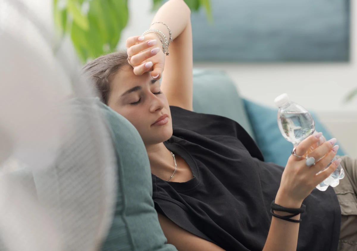 Już od najbliższej niedzieli czeka nas gwałtowne ocieplenie – różnica temperatur może sięgnąć nawet 10 stopni Celsjusza. Choć wiosenne słońce poprawia nastrój, zmiana pogody może zaskoczyć organizm. Biometeorolog IMGW, dr Grzegorz Kaliński, ostrzega przed sennością i spadkiem koncentracji. Jak zadbać o samopoczucie w tych dniach? Kluczowe będą odpoczynek, zdrowa dieta i odpowiednia adaptacja do nowych warunków atmosferycznych.