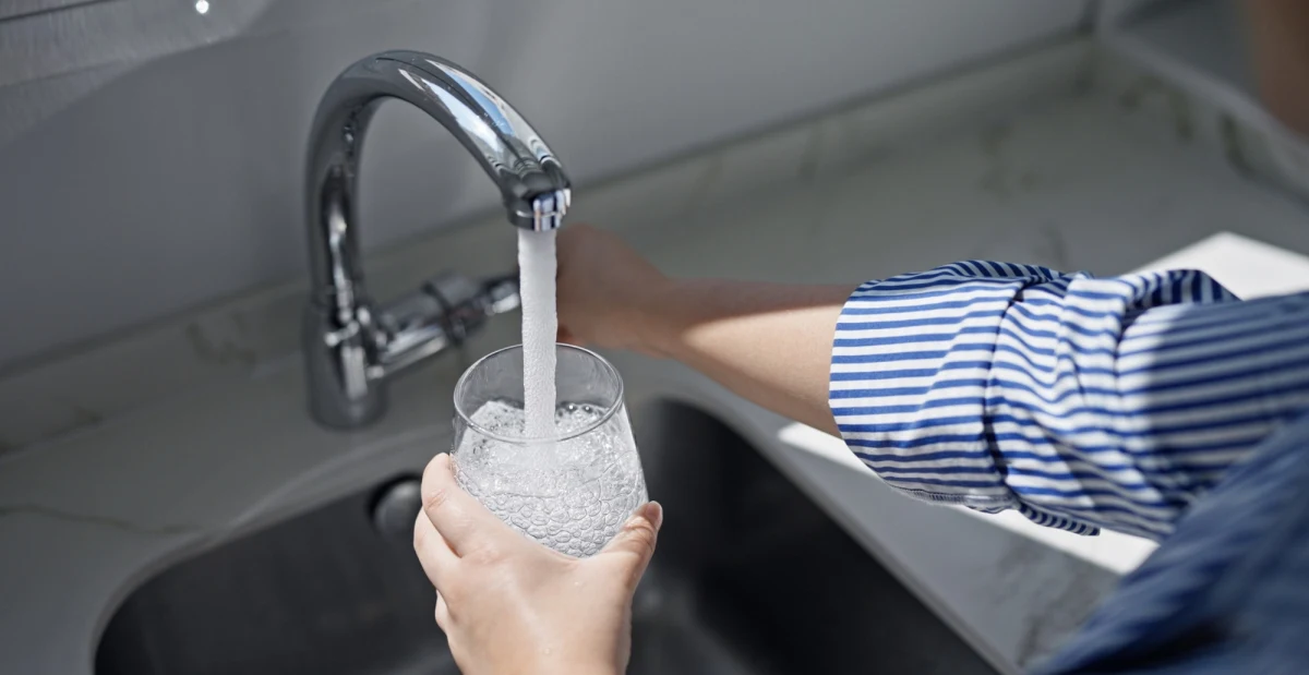 Kłopoty z wodą z sieci wodociągowej w Kochcicach w Śląskiem. Sanepid zakazał korzystania z niej, bo w próbkach wody wykryto bakterie.