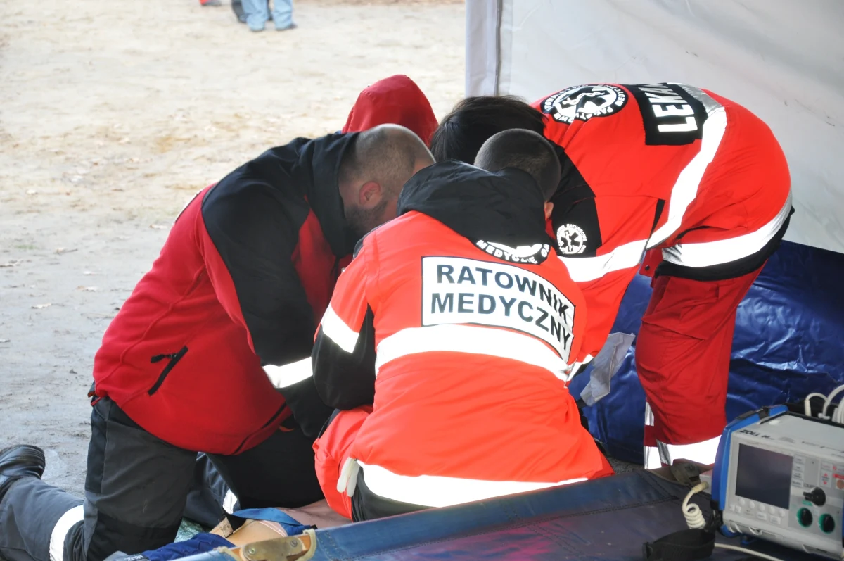 Atak na ratowników medycznych w Jaworznie (woj. śląskie). 50-letnia kobieta, która chwilę wcześniej leżała nieprzytomna na klatce schodowej bloku, uderzała, kopała i wulgarnie zwyzywała ratowników medycznych udzielających jej pomocy. Grozi jej do 3 lat więzienia.