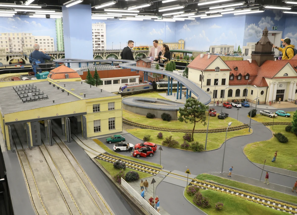 ​Ponad pół kilometra torów, kilkanaście pociągów i prawie 70 wagonów. W Warszawie przy ulicy Siennej otwarto Kolejkowo, w którym można zobaczyć makiety kolejowe największych atrakcji Warszawy i świata. Jak mówi pomysłodawca, jest to chyba jedyna makieta na świecie, na której zmienia się pogoda, pada deszcz.