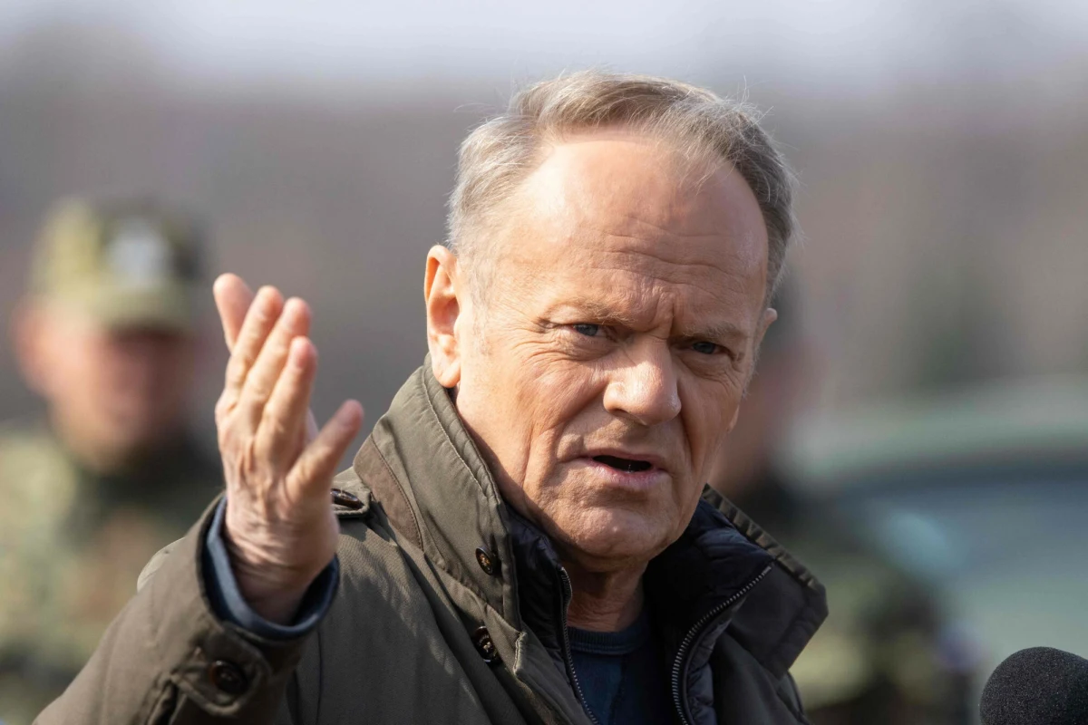 "Debaty zmieniły się w festiwal gadżetów, ale stawka tych wyborów jest poważna i wysoka" - napisał w sobotę rano na portalu X premier Donald Tusk. Skomentował w ten sposób piątkową dyskusję w Końskich (woj. świętokrzyskie), podczas której Karol Nawrocki wręczył Rafałowi Trzaskowskiemu tęczową flagę.