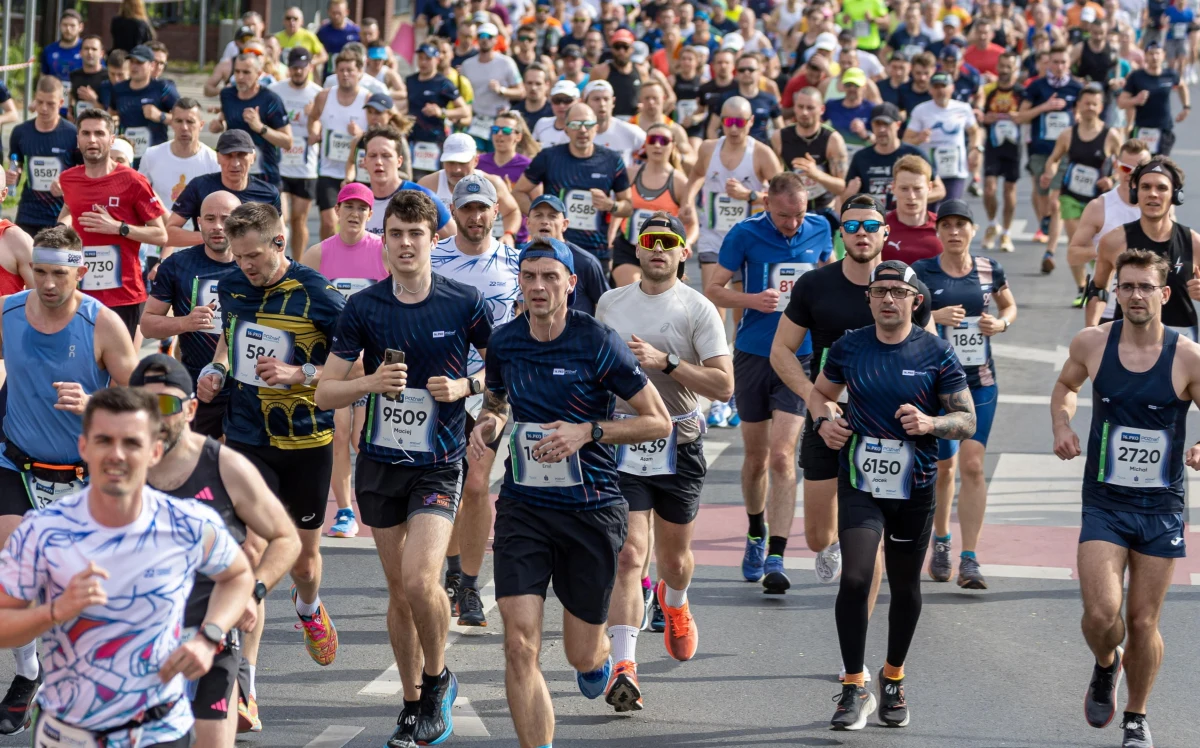 W niedzielę Poznań stanie się areną dla 14 tys. biegaczy, którzy wezmą udział w półmaratonie. Z tej okazji miasto czeka seria utrudnień w ruchu drogowym i komunikacji publicznej. Warto poznać zmiany w organizacji ruchu, aby uniknąć opóźnień i stresu. 