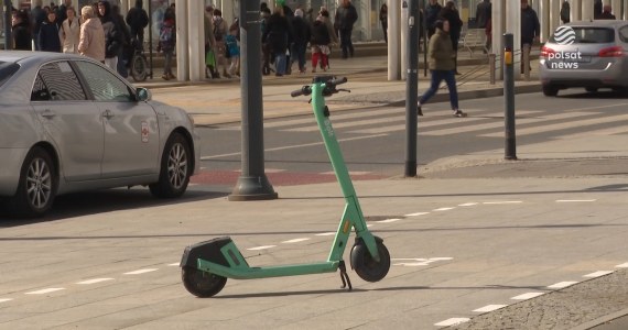 ''Wydarzenia'': Porzucane i niszczone hulajnogi miejskie. Łódź ma pomysł na ten problem